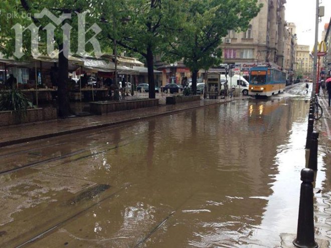 Апокалипсис! 10-минутен порой остави под вода центъра на София! (снимка)