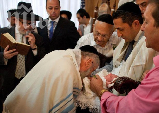 Скандално! Равин смуче кръв от пенисите на бебета