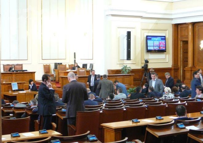 Парламентът удължи работното си време, едва скалъпи кворума