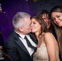 Ицо Стоте манекенки кихна 80 бона, за да купи лъскав мердецес на годеницата си