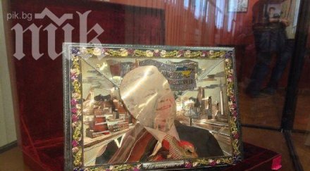 янукович лъсна гол портрет изложба личните вещи снимки