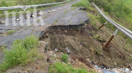 метра път кърджали пропадна свлачище