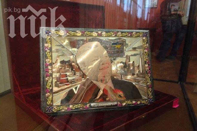 Янукович лъсна гол на портрет в изложба с личните му вещи (снимки)