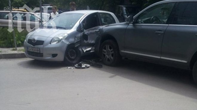 Джип смачка „Тойота“ във Варна (снимка)