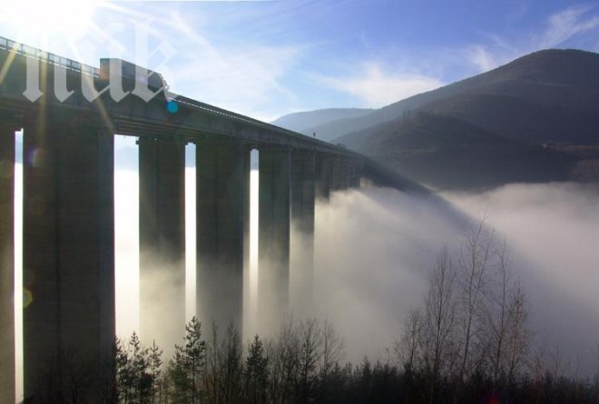 Само в ПИК! Читатели алармират за аномалия по магистрала Хемус! Извива се буря за секунди, градусите падат наведнъж с 13. После се качват с 10 за нула време!