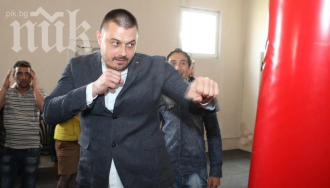 Бареков пред ПИК: С един десен ъперкът ще отнеса двамата боксьори с меки китки, които символизират БСП и ГЕРБ в клипа на червените! Ще изгоня Станишко и Бочко от парламента!