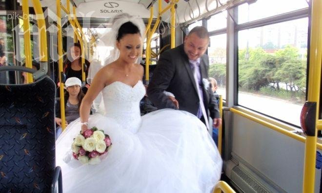 Шоу в Бургас! Сватбари се качиха в градския автобус от „Меден рудник” до центъра!