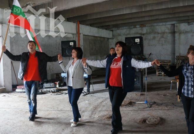 Цирк! Корнелия и Кирил Добрев играят хоро в строеж, обещават работа и по-големи заплати! (снимки)