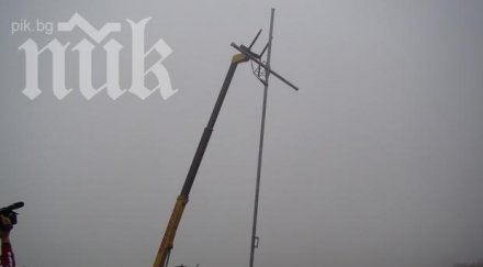 митрополит николай освещава метров кръст