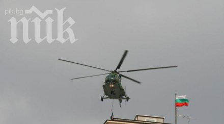 облаците позволиха групово пилотиране парада летя един вертолет