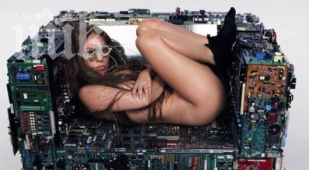 шоу лейди гага съблече чисто гола концерт взриви публиката видео