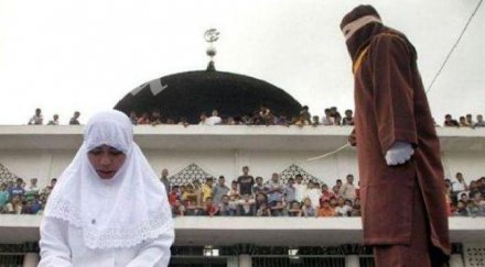 брутален линч заради афера вдовица групово изнасилена връзка женен мъж