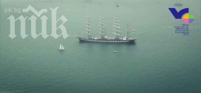 Вижте уникални кадри от небето на Парада на ветрилата (видео)