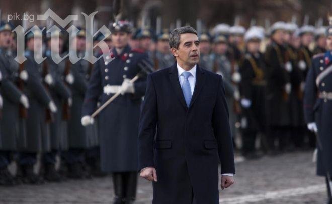 Президентът премина пред армейския строй, освещават се бойните ни знамена