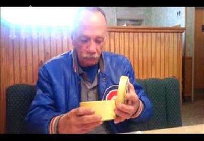 Феноменално! Човек разбира, че ще става дядо, вижте реакцията му (видео)