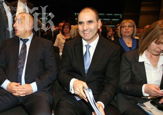 Цветанов си купи домати във Велико Търново, докато празнува с хората