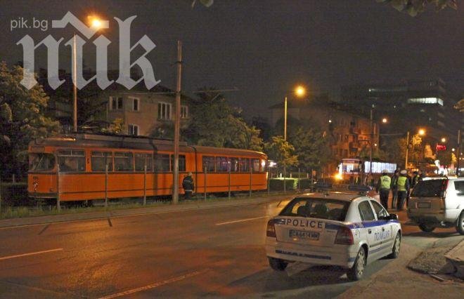 Трагичен инцидент в София! Трамвай прегази мъж, пресякъл загражденията (снимки)