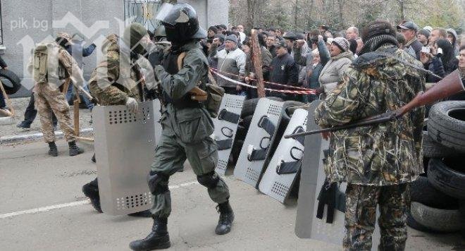 Военните в Славянск стрелят по мирни граждани, не ги пускат извън града