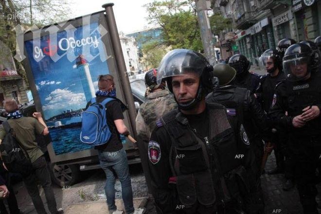 Журналист е ранен при сблъсъци около сградата на полицията в Одеса