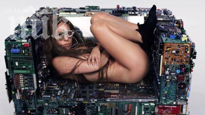 Шоу! Лейди Гага се съблече чисто гола на концерт и взриви публиката (видео 18 +)