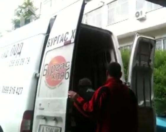 Семейна драма се крие зад превоза на ковчега с бус за хляб в Бургас (видео)