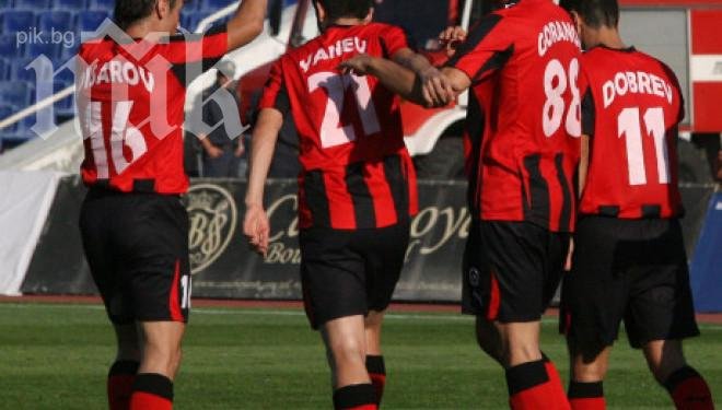 Локомотив (София) се спаси от изпадане! Славия продължава да трепери