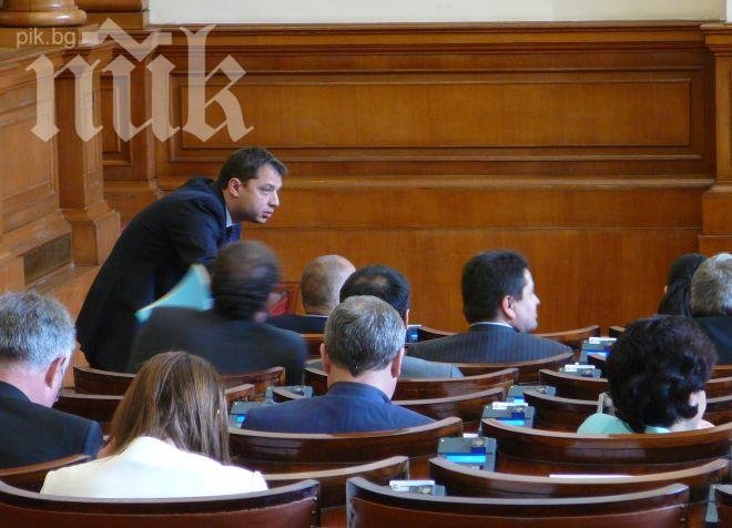 Депутат от ГЕРБ гласува против президента, Борисов каза пред ПИК, че не е той