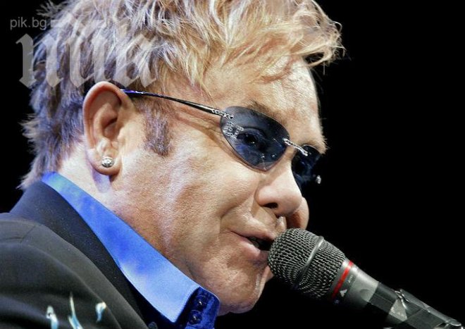 Сър Елтън Джон дарил над 38 милиона долара през миналата година