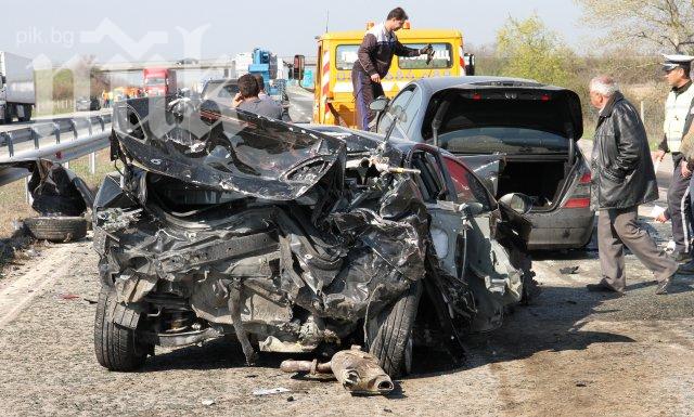 Кошмар на пътя! Брутална катастрофа край Луковит! Двама са мъртви, движението е блокирано (обновена)