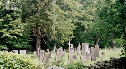 апаши задигнаха огради гробове бургас