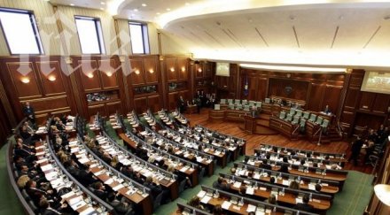 парламентът косово саморазпусна