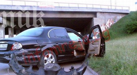 ягуар заби мантинела издирват шофьора беглец