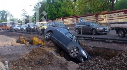мерцедес класа паркира изкопна яма семинарията
