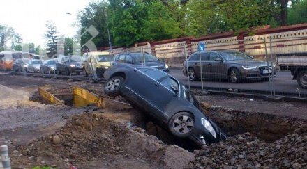 мерцедес падна изкопна яма семинарията