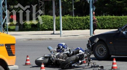 тежка катастрофа пловдив лек автомобил отнесе мотор кръстовище снимки