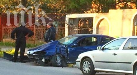 млада шофьорка размаза колата църква