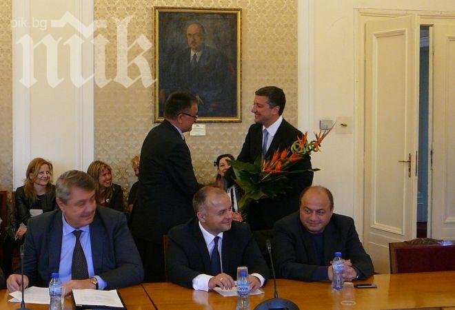 Алиосман Имамов поднесе цвете на министър Стойнев