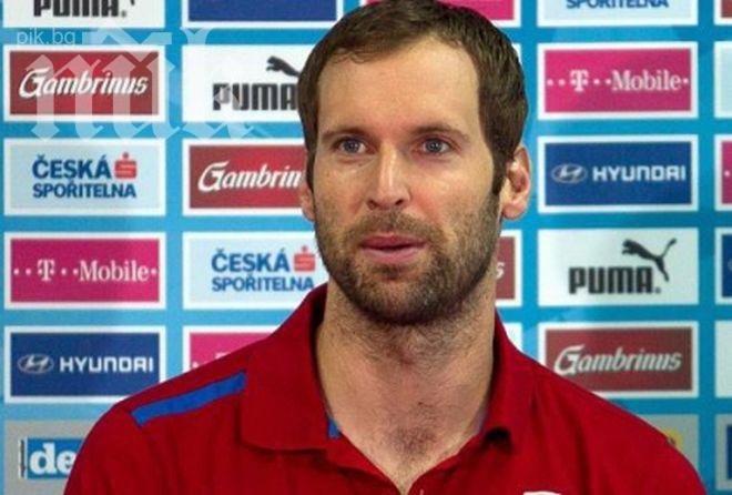 Оперираха успешно Петер Чех, вратарят ще отсъства от терените 10 седмици