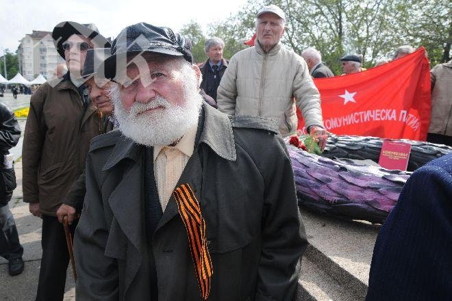 Десетки се събраха пред Паметника на Съветската армия за Деня на победата