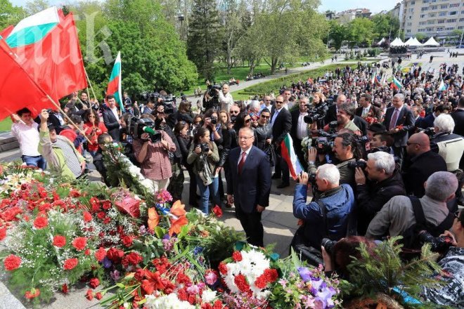 Станишев във Фейсбук: Днес е двоен празник - Ден на победата и Ден на Европа