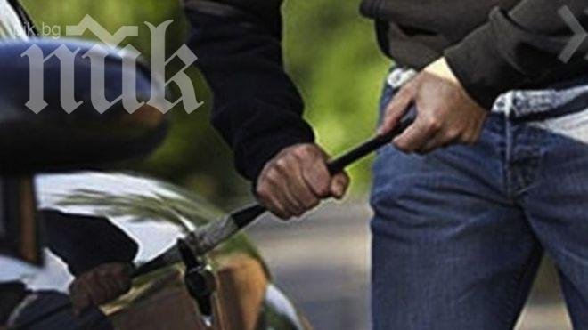 Крадци сканират ключа на колата през стената