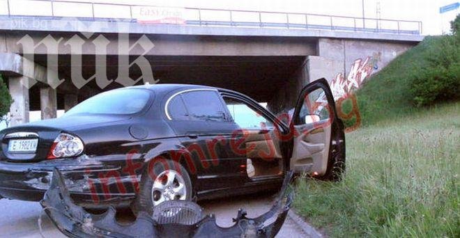 Ягуар се заби в мантинела, издирват шофьора беглец