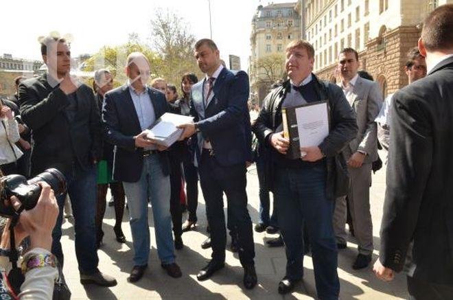 Каракачанов: Трите ЕРП-та в картел мачкат хората