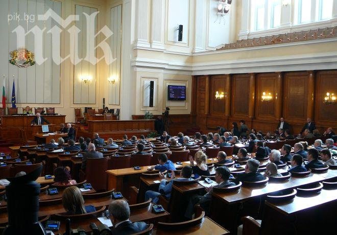 Парламентът сформира комисията „Анти-Плевнелиев“, „Атака“ я оглави