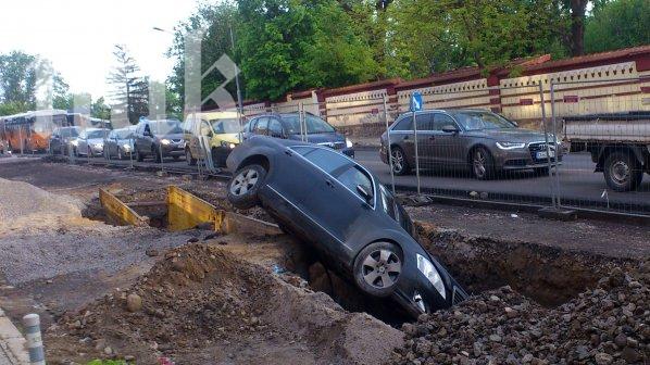 Мерцедес S класа паркира в изкопна яма до Семинарията