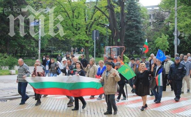 Полицията вече може да упражнява физическа сила над протестиращите