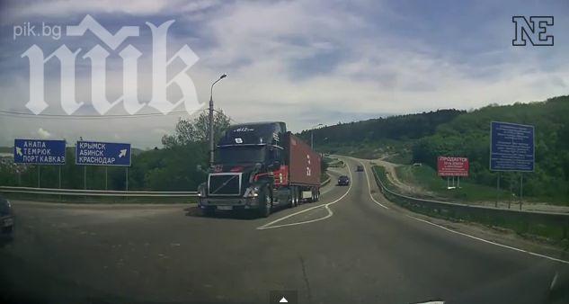 Камион забива спирачки на косъм от катастрофа (видео)