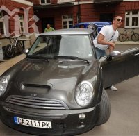 Шок! Буря потроши колата на Деян Донков, актьорът и Радина бедстват в Турция (снимка)