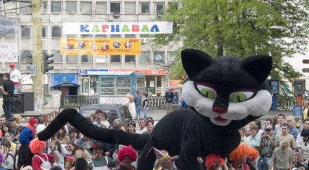 макет покойния слави бонев поведе шествието габровксия карнавал снимки