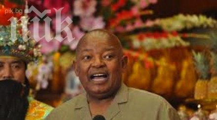 политик юар изяде шапката заради бас